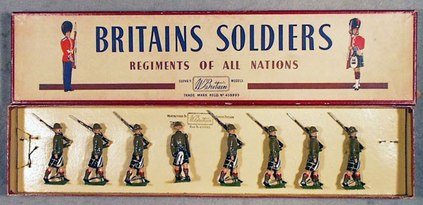 BRITAINS 1901 CAPE TOWN HIGHLANDERS: 8 pieces, orig box & insert minor wear, C8-9.