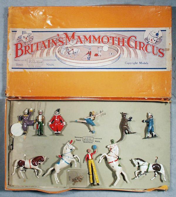 BRITAINS 1443 MAMMOTH CIRCUS: 11 pieces, 1 clown has a loose arm, paint flaking on 1 horse, w/2 foot pegs, 1 peg has a small piece chipped off, but it doesn't affect usage, orig box & insert rough, boxing clown worn, C3, rest C5-8