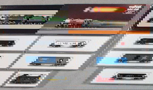 MARKLIN MINI CLUB AMERICAN SET: Z ga, 8807 Southern loco & tender, w/freight cars 8683, 8695A, 8674, 8642, 8696A, 8679, orig boxes, loco box has price tag tear, C9.