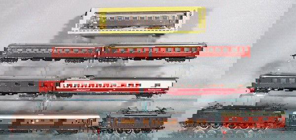 2 FLEISCHMANN TRAIN SETS: HO ga, 2-rail, 4399 Italian loco, w/5141 coach, orig box rough, 5140 baggage, 5162 German diner; 4367 Swedish loco, red paint spot on side, w/2 #1414 coaches, 1415 coach, C6-8.