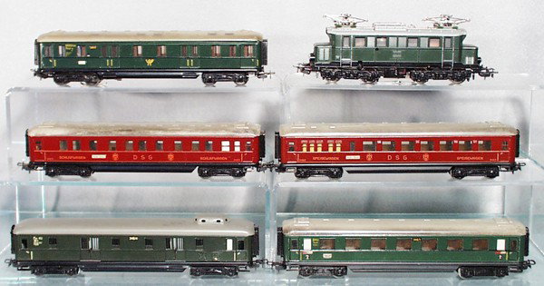MARKLIN GERMAN TRAIN SET: HO ga, 3011 electric loco, w/cars 346/4, 346/5, light oxidation spots on roof, 346/1, 346/2, roof worn, 346/3, roof worn, C5-7.