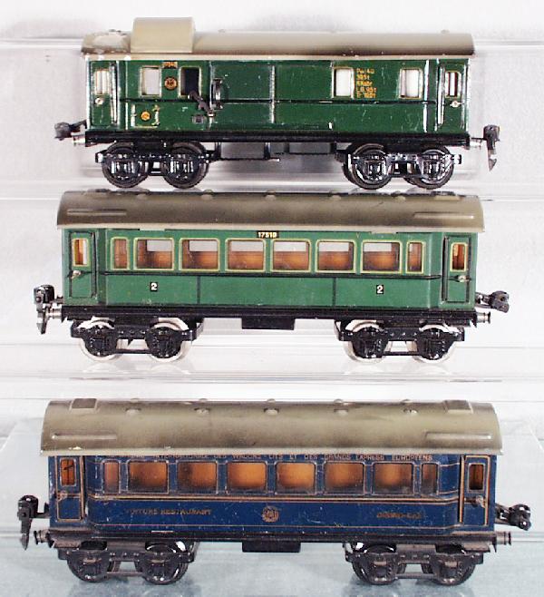 3 MARKLIN COACHES: O ga, 17540 baggage, some paint flaking on roof, 17510 coach, 17560 CIWL diner, no interiors, C5-6.