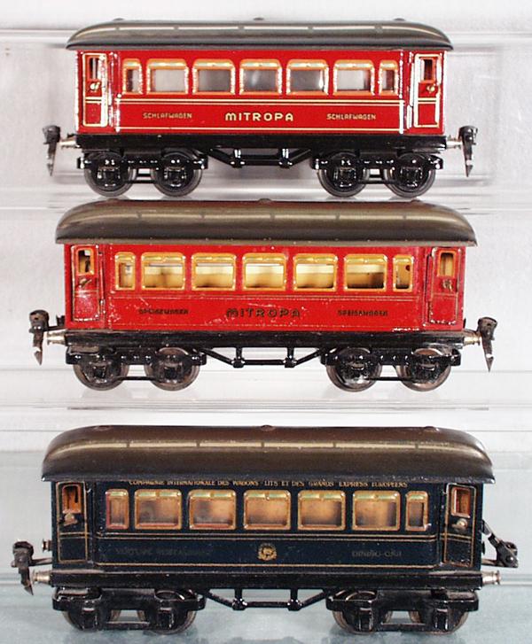 3 MARKLIN COACHES: O ga, 18860 schlafwagen, 18860 speisewagen, oxidation on roof, 1746 CIWL diner, paint alligatoring on car sides, no interiors, C4-8.