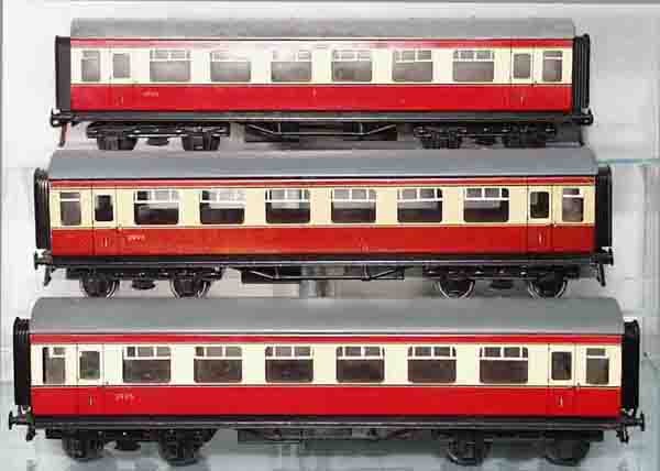 3 BASSETT-LOWKE 3995 1ST CLASS CORRIDOR COACHES: O ga, red & cream, C6-7.