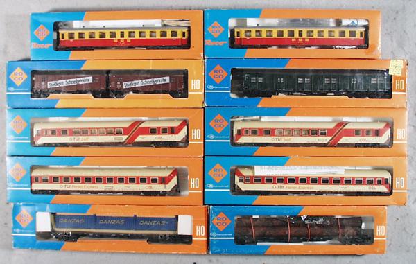 ROCO CAR LOT: HO ga, 2-rail, 8 passenger, 12 freight, orig boxes minor wear, C7-9.