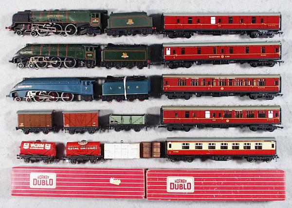 HORNBY DUBLO TRAIN LOT: HO ga, EDL 2 Silver King, EDL 11 Sir Nigel Gresley, EDL 1 Duchess of Montrose, w/5 coaches & 6 freight cars, 2 loco coal loads warped, C5-7.