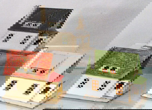 3 LIONEL 184 BUNGALOWS: litho & painted tin, some paint flaking, C5-6.