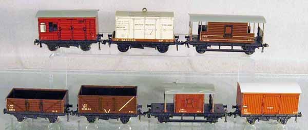 7 HORNBY DUBLO FREIGHT CARS: HO ga, litho tin, 32060 horse box, 32088 container flat, 32045 goods wagon, 32075 gondola, 32030 hopper, 32046 goods van, 32035 fish car, C7-8.