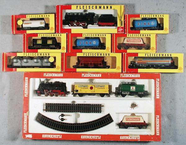 2 FLEISCHMANN TRAIN LOT: HO ga, 2-rail, 6370 5-piece set, 1309 loco & tender, freight cars 1486, 1475, 5405, 1475F, 1475F, 1492, 1499T, 5200, orig boxes minor wear, C6-8.