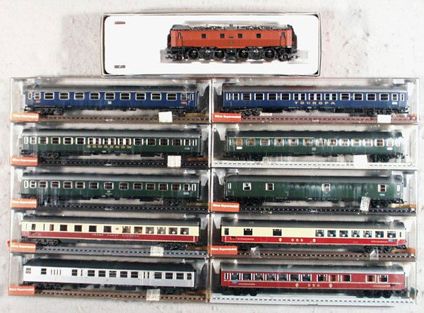 ROCO & ROWA TRAIN SET: HO ga, 2-rail, Roco 43926 loco, w/10 Rowa passenger cars, orig boxes some wear & cracks, C7-9.