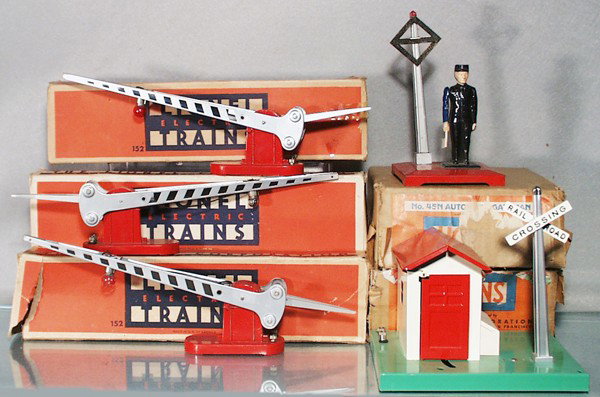 5 LIONEL ACCESSORIES: O ga, 3 #152 crossing gates, 1045 flagman, 45N gateman, w/4 orig boxes only, boxes worn, C5-8.