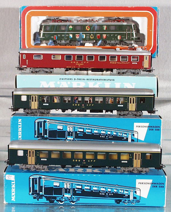 MARKLIN SWISS TRAIN SET: HO ga, 3050 electric loco, light oxidation on handrails, w/passenger cars 2 #4066, the one with passengers has light oxidation on couplers & roof, 4068, orig boxes minor wear, C6-8.