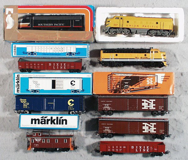 MARKLIN AMERICAN TRAIN SET: HO ga, 3061 UP diesel loco, 3062 Rio Grande diesel, missing 1 horn, 4129 Southern Pacific diesel loco, w/2 #4573 box cars, 4564 box car, 2 #4575 gondolas, 4563 caboose, some orig boxes, C5-8.