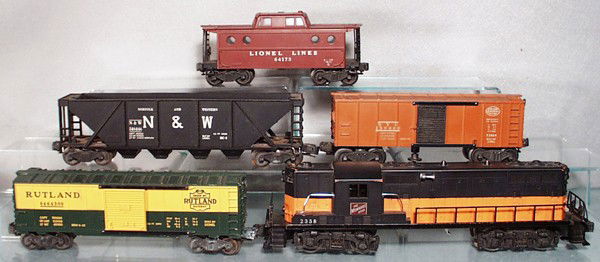 LIONEL TRAIN SET: O ga, 2338 Milwaukee GP9, missing battery box cover, paint rubs on roof, 6464-300 Rutland box car, some steps chipped, 3464 operating NYC box car, 6446 N&W hopper, 6417 caboose, C5-7.