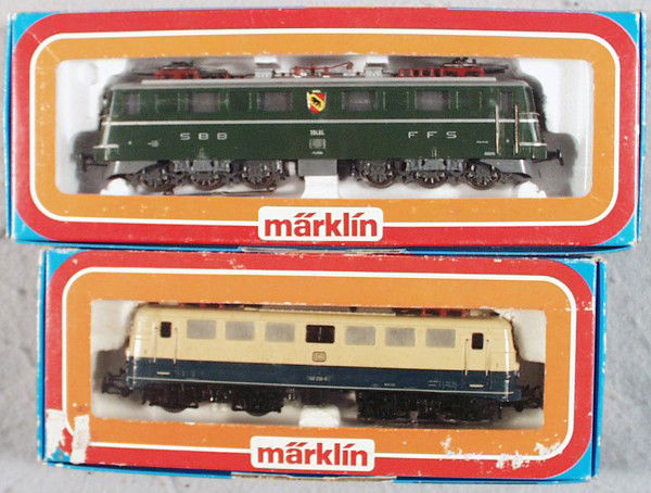 2 MARKLIN ELECTRIC LOCOS: HO ga, 3050 Swiss loco, light oxidation spots on roof, 3156 German loco, orig boxes minor wear, C6-8.