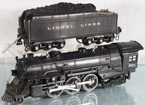 LIONEL 226E LOCO & TENDER: O ga, 226E loco, 2226WX die cast tender, both sides have warp, C5-7.
