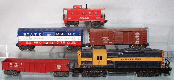LIONEL TRAIN SET: O ga, GP9 w/shell repainted in Alaska colors, 6462 gondola, 6454 NYC box car, 6464-275 SOM box car, 1 step chipped, 6017 caboose, C5-6.