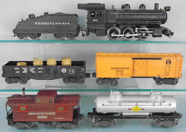 LIONEL TRAIN SET: O ga, 227 switcher, postwar coupler on front, cab roof has small bend, 2227B tender, repainted, postwar trucks, 2454 PA box car, chip in catwalk end, 2452 gondola w/barrels, 2465 Sunoco tank, decals r