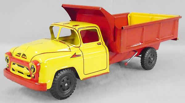 MARX 1004 DUMP TRUCK: litho tin & painted pressed steel, 19 in long, working, orig box & insert minor wear, C8.