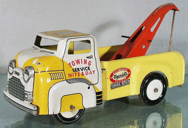 WYANDOTTE 429 TOWING TRUCK: litho tin & pressed steel, yellow & white, 9" long, C6.