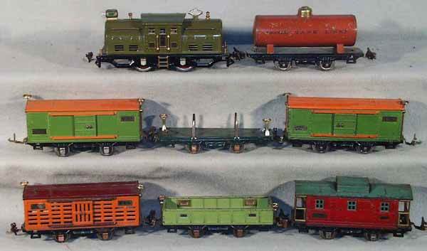 LIONEL TRAIN SET: O ga, 252 loco, wheels exploding, 804 tank, 2 #805 box cars, 1 coupler incom, 831 lumber car, no load, 806 cattle car, 902 gondola, 807 caboose, set has playwear & scratches, C4-6.