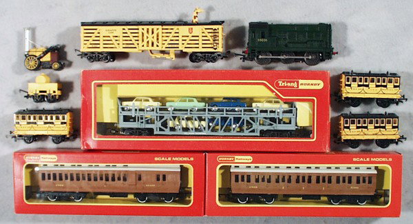 TRIANG-HORNBY TRAIN LOT: HO ga, 2-rail, Rocket set, loco w/2 coaches, 2 freight cars, 3 orig boxes only, C5-9.