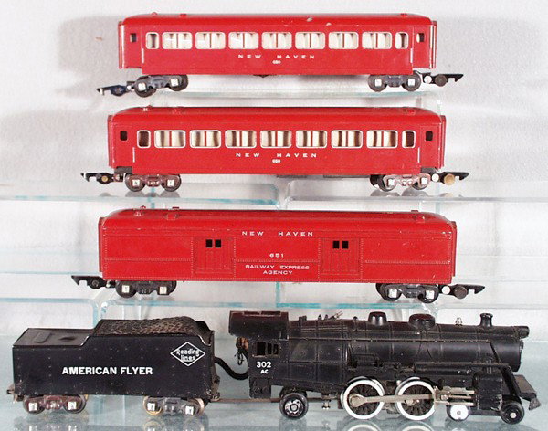 AMERICAN FLYER TRAIN SET: S ga, 302AC Reading loco & tender, w/broken coupler, 651 baggage, 2 #650 coaches, 1 has small chips on edge, C5-6.