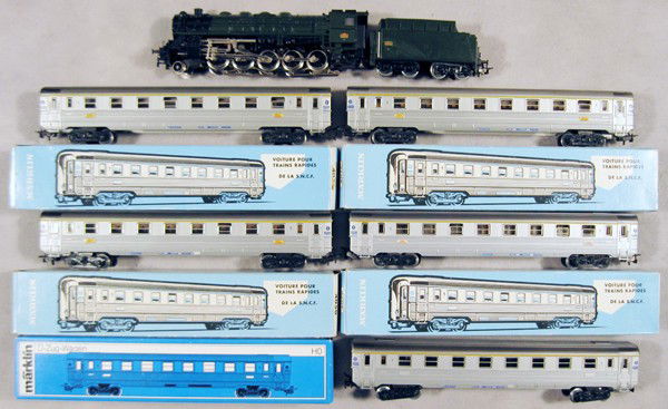 MARKLIN FRENCH TRAIN SET: HO ga, 3046 loco & tender, w/cars 4050, 4 #4076, orig car boxes only, loco C6-7, cars C8-9.