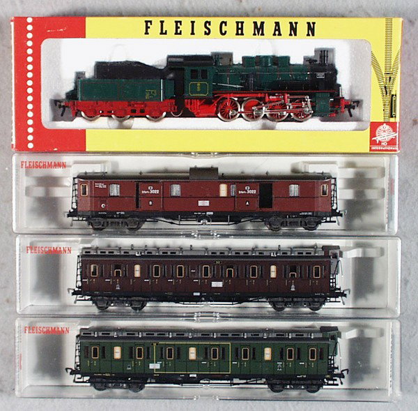 FLEISCHMANN PRUSSIAN TRAIN SET: HO ga, 2-rail, 4147 loco & tender, w/cars 5800, 5801 & 5802, orig boxes minor wear, C8-9.