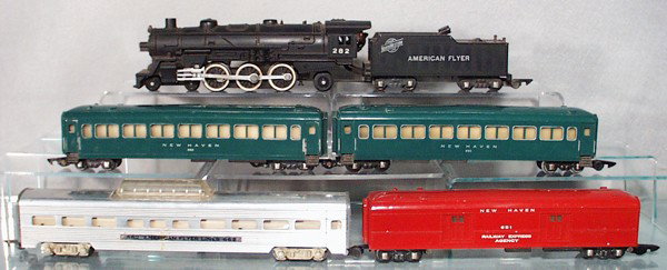 AMERICAN FLYER TRAIN SET: S ga, 282 loco & tender, 2 #650 coaches, green, w/minor warp, 651 baggage, red, 1 broken coupler, 662 aluminum vista dome, C5-6.