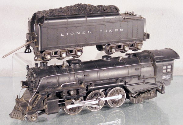 LIONEL 226E LOCO & TENDER: O ga, 226E loco, 1 headlight jewel stantion broken, 2226W tender, C6-7.