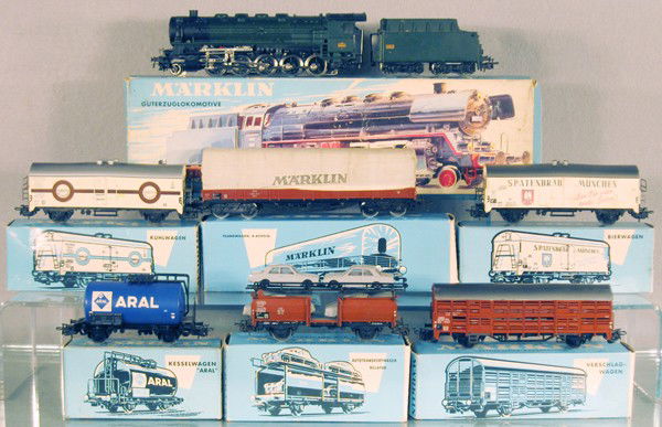 MARKLIN TRAIN SET: HO ga, 3046 French loco & tender, orig box rough, w/cars 4517, 4654, roof warped, missing 1 roof cap, stained, 4629, minor warp, roof scuffed, 4646, 4613, some oxidation on black metal parts, 4640, wa