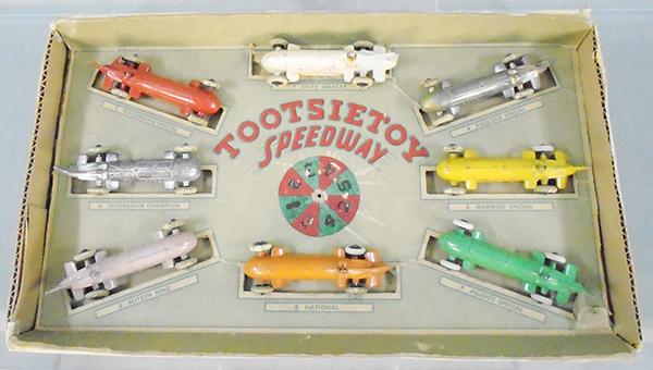 TOOTSIETOY 5081 SPEEDWAY SET (1 of 1)