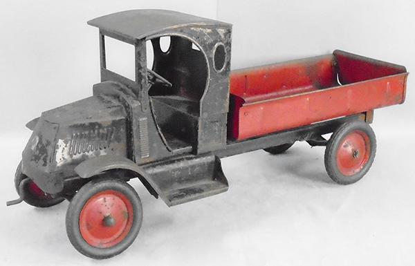 TOLEDO METAL WHEEL MACK DUMP TRUCK (1 of 2)