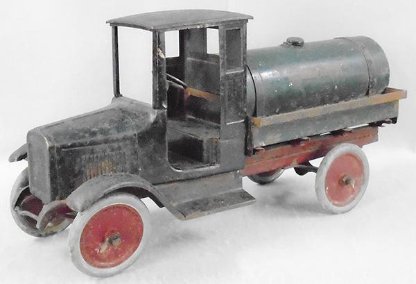 BUDDY L 206A OIL TRUCK (1 of 2)