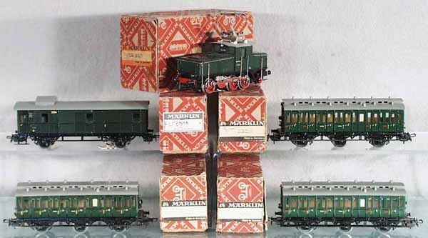 MARKLIN TRAIN SET: HO ga, CE800 electric loco, 4003 baggage, 3 #330/1 coaches, orig boxes minor wear, C6-8.