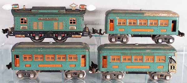 LIONEL TRAIN SET: O ga, 253 loco, 2 #607 Pullmans, 1 has paint loss on roof, 608 obsv, C4.
