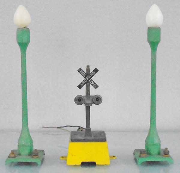 3 AMERICAN FLYER ACCESSORIES (1 of 2)