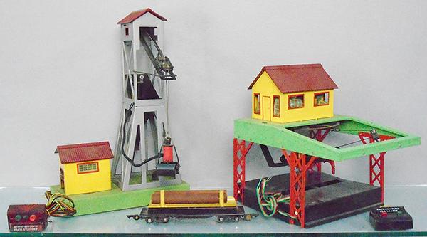 3 AMERICAN FLYER ACCESSORIES (1 of 2)