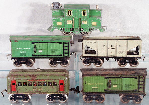 DORFAN TRAIN SET: O ga, 51 loco, some die cast fatigue, 2 glue sections, loco runs, 2 #602 UP box cars, 1 has a repainted roof, 605 hopper, 490 Boston coach, C4-5.