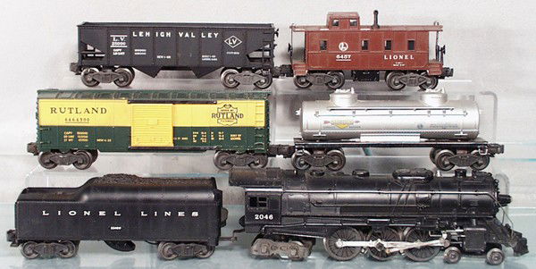 LIONEL TRAIN SET: O ga, 2046 loco, 2046W tender, 6456 Sunoco tank, 6464-300 Rutland box car, steps have chips, 6456 hopper, 2 cracks on 1 side, 6457 caboose, C5-6.