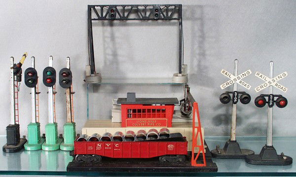 8 LIONEL ACCESSORIES: O ga, 151 semaphore, 3 #153 block signals, 450 signal bridge, 342 culvert loader w/6342 gondola, 2 #154 crossing signals, some oxidation spots, C4-5.
