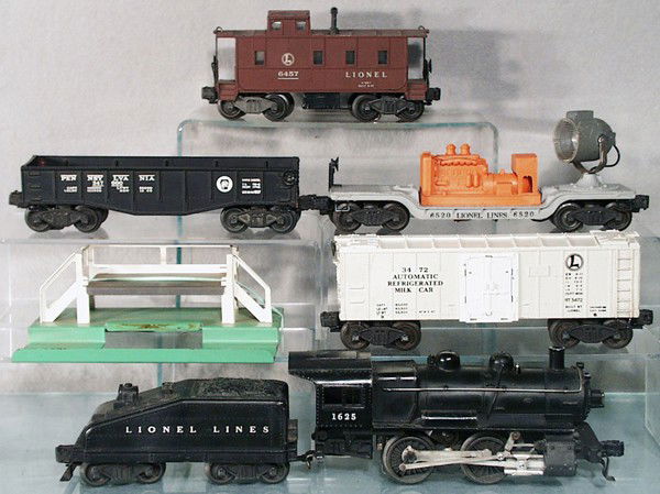 LIONEL TRAIN SET: O ga, 1625 loco, 1625T tender, 3472 milk car w/platform, 6520 searchlight, 2452 gondola, 6457 caboose, C5-6.