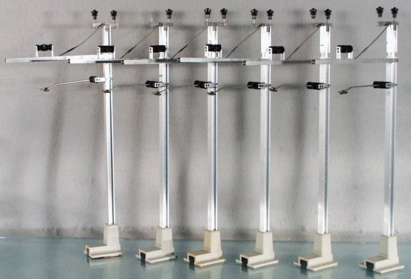 22 LGB 56200 CATENARY POLES: G ga, 11 complete, 11 missing various small parts, C6-9.
