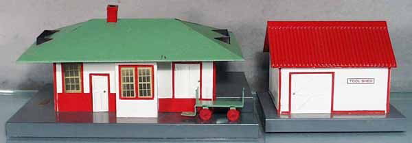 2 AMERICAN FLYER ACCESSORIES: O ga, 589 station w/luggage cart, 585 tool shed, C6-7.