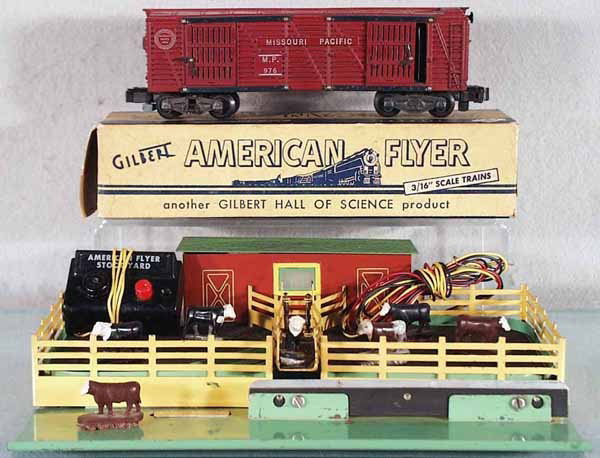 AMERICAN FLYER 771 STOCK YARD: S ga, stock yard w/cows & button, 976 stock car has minor warp, orig box worn, C6-7.