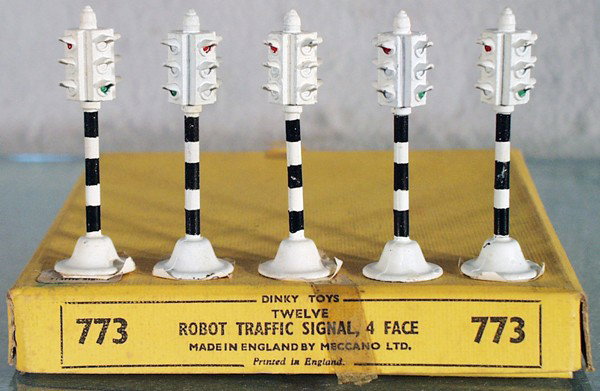DINKY 773 SET OF ROBOT TRAFFIC SIGNALS: in orig box for 12, lot contains 5 signals, box & insert have some tape damage, C7-8.