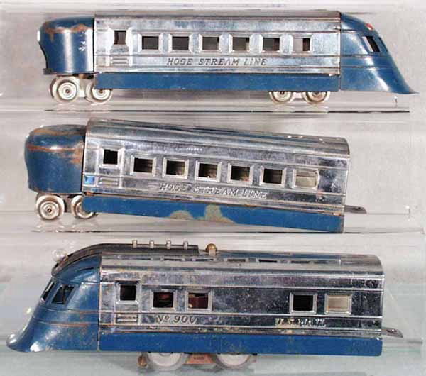 HOGE 900 STREAMLINE TRAIN SET: O ga, power car missing 1 pick up roller, middle car has paint wear, obsv, C5.