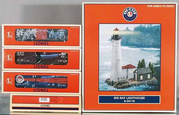 LIONEL TRAIN LOT: O ga, 19292 3-box car set, 24119 Big Bay Lighthouse, orig boxes & inserts, C9.