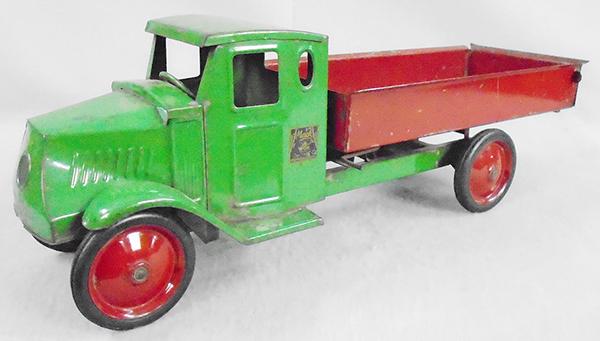 STEELCRAFT MACK DUMP TRUCK: painted pressed steel, 25 in long, side decals minor wear, C6-7.